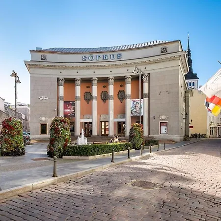 Spacious Luxury Old Town Flat Апартаменты *