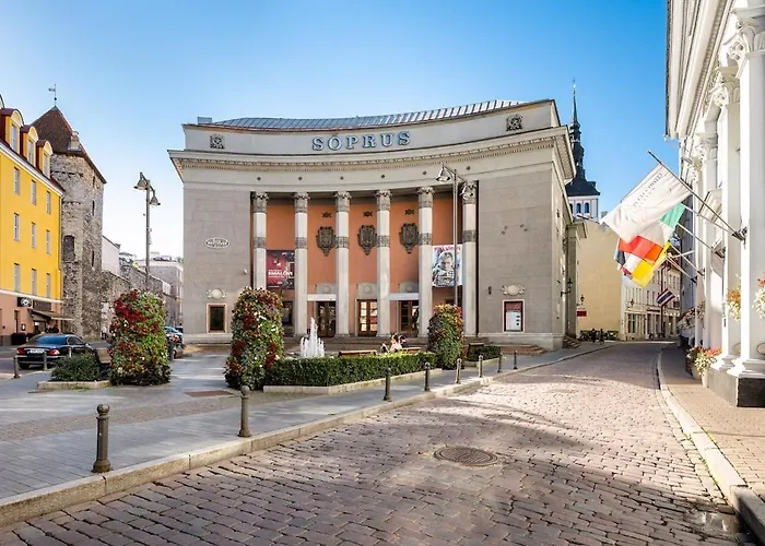 Spacious Luxury Old Town Flat Апартаменты *