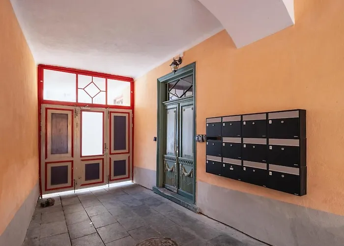 Spacious Luxury Old Town Flat Апартаменты